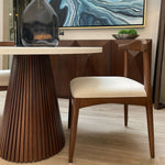 Mesa fabricada en madera parota, con cubierta de cuarzo, diseño moderno con terminados de lujo.
