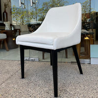 Silla tapizada con acabado laca negra / Upholstered chair finished in black lacquer