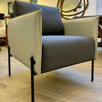 Sillón tapizado en piel / Leather armchair