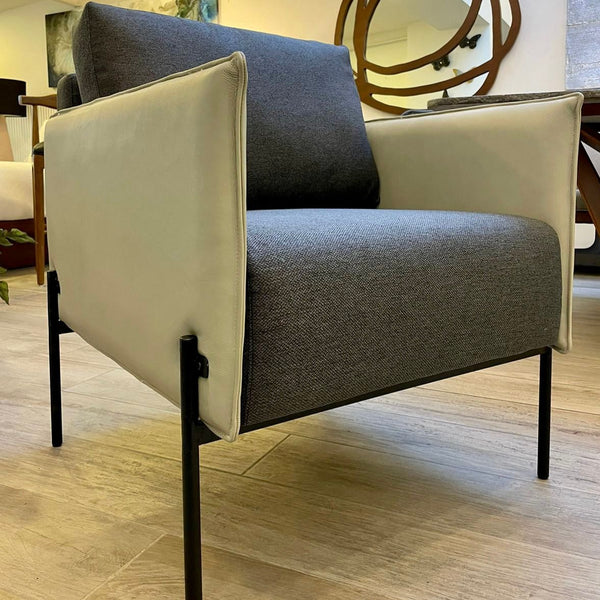 Sillón tapizado en piel / Leather armchair