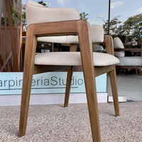 Silla tapizada en piel / Leather chair