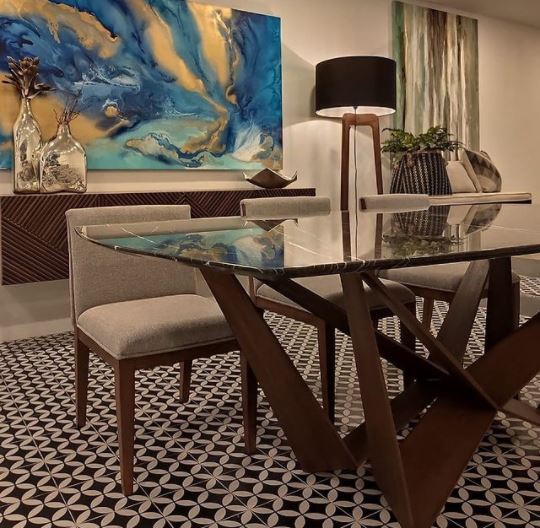 Mesa base de metal forrada con madera/ Dining table