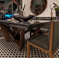 Mesa base de metal forrada con madera/ Dining table