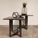 Mesa lateral con cubierta de mármol / End table with marble top