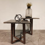 Mesa lateral con cubierta de mármol / End table with marble top