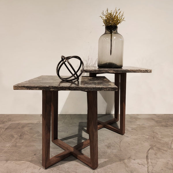 Mesa lateral con cubierta de mármol / End table with marble top