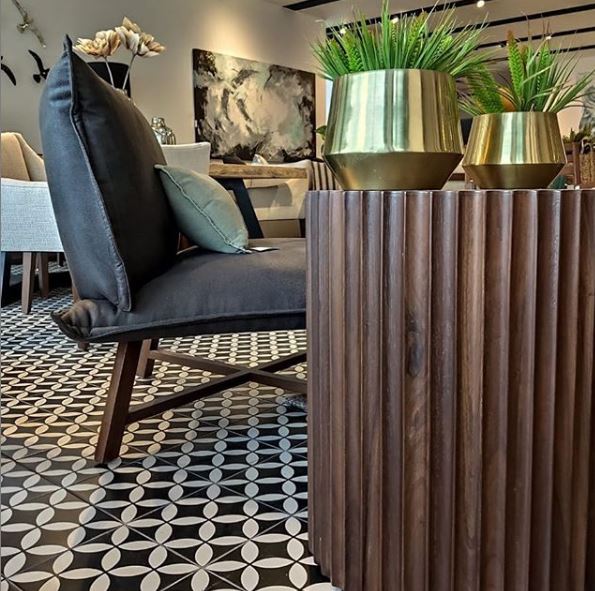 Mesa lateral con Surcos / Groove Side Table*