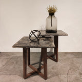 Mesa lateral con cubierta de mármol / End table with marble top