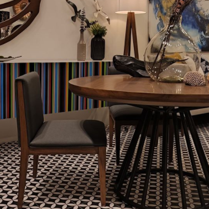 Mesa de comedor con cubierta de madera/ Dining table