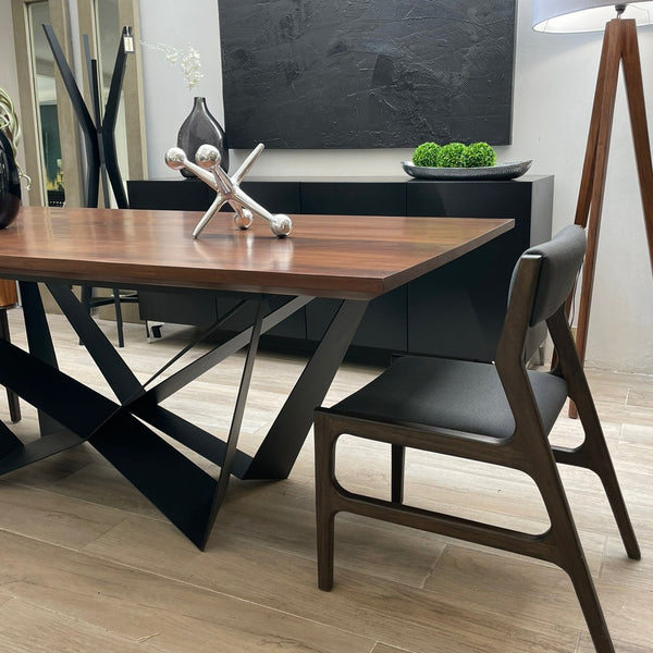 Mesa de comedor con cubierta de madera/ Dining table